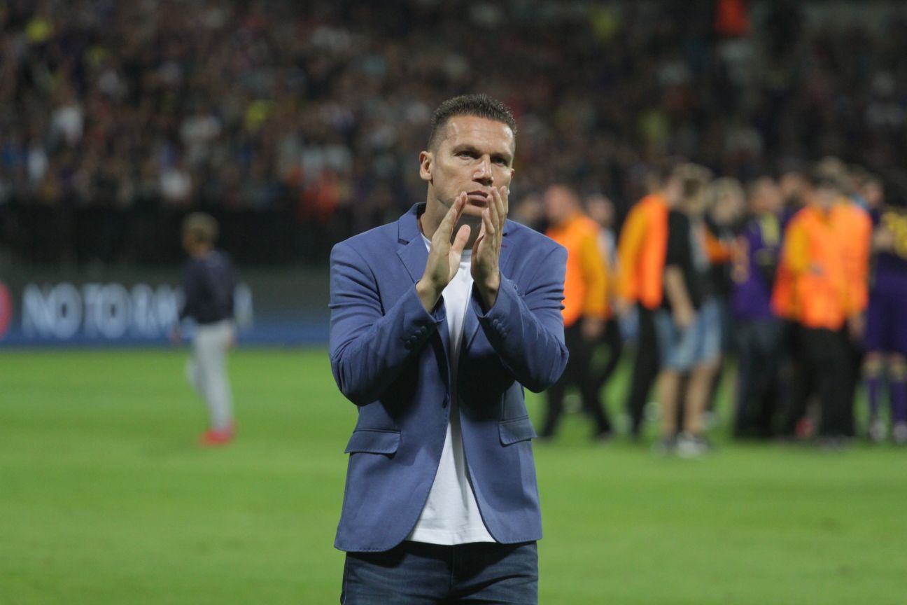 ברק בכר מודה לאוהדי באר שבע במאריבור. פספוס גדול (צילום: בן בודה)